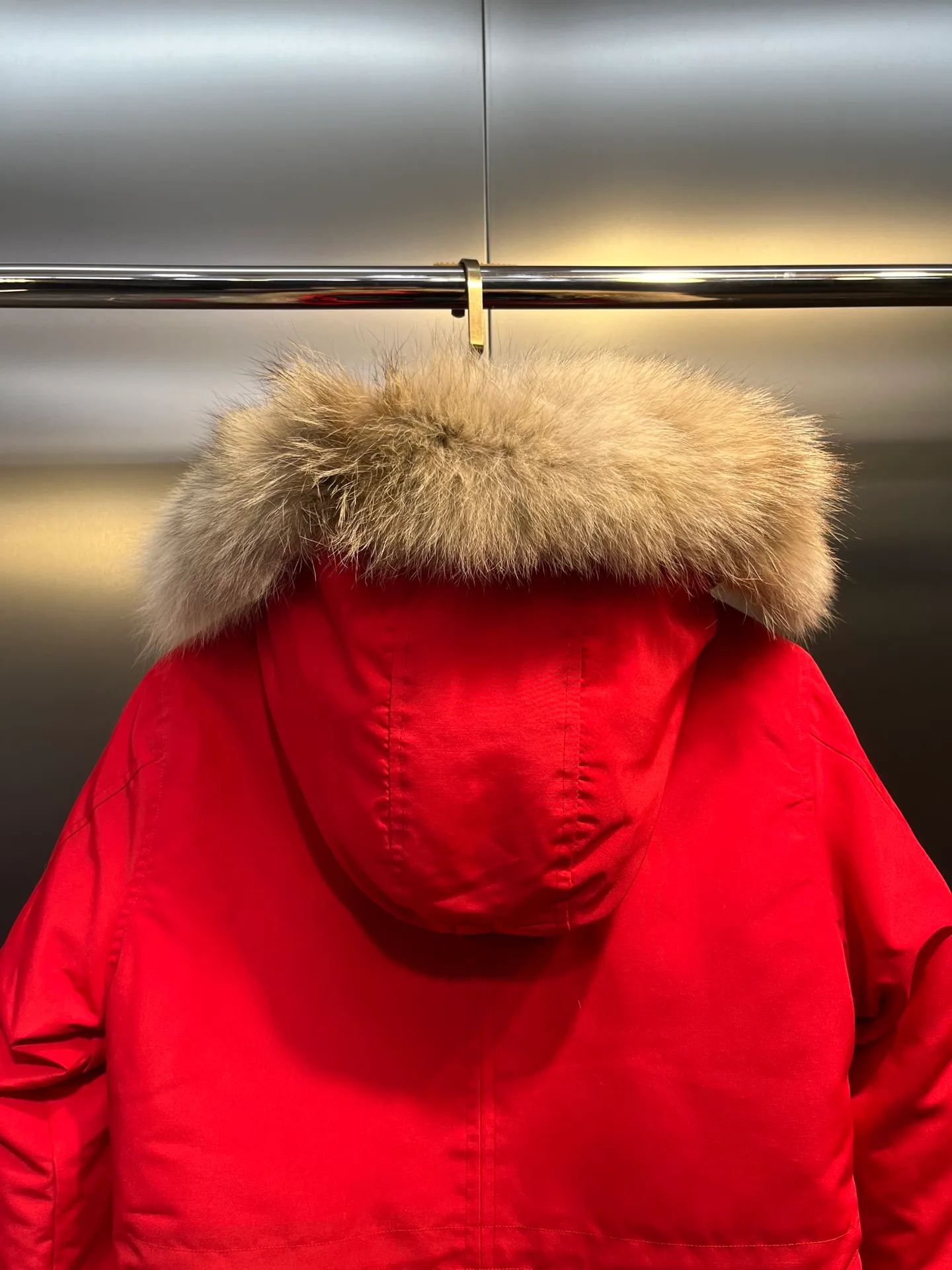 P860 Canada goose/Canada Goose 05 model 2580LA CANADA GOOSE/Canada Goose Rossclair parka women's down jacket, authentic original clothing molding, all accessories are custom-made from the original factory. This model is very unique. The zipper at the back can be opened to change into a dovetail style, with diagonal pockets and a layer of hidden pockets underneath. The official website has become a popular model. The softness and hardness of the fabric are compared with the genuine ones. It can be restored by kneading at will (fabric misunderstanding: fabrics with high hardness are not waterproof. Only those who buy the latest genuine version this year will notice the softness and comfort of the fabrics). The down is synchronized with the genuine white duck down. It is fluffy and not lumpy. The electronically controlled down charging machine is used to fill the zippers with customized genuine YKK zippers. High hardness and no lag. The fur collar is purchased from the same manufacturer as Wolf Hair. (Cooperative factory 2019 Canadian wolf skin auction and Big Goose official auction of wolf skin fur collars on the same site) All workmanship and wiring are controlled by workers with more than ten years of service. They must be horizontal and vertical, and are not crooked. The density of the inner wiring is more exquisite. Compare at will. Big goose label, collar label, washed label, hang tag, zipper rope, pocket label, back label, collar velvet, Velcro fasteners, all details of the cuffs are updated simultaneously with the original product, the best version, and the most complete color matching. The fighter in World 05 battles various world goods. Size: XS-XL